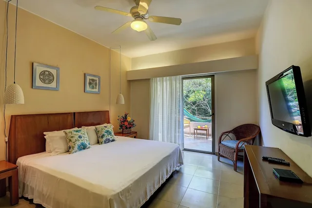 2 Bedrooms, Riviera, 1 King and 2 Double Beds, Garden View، Riviera Maya Suites 6/10