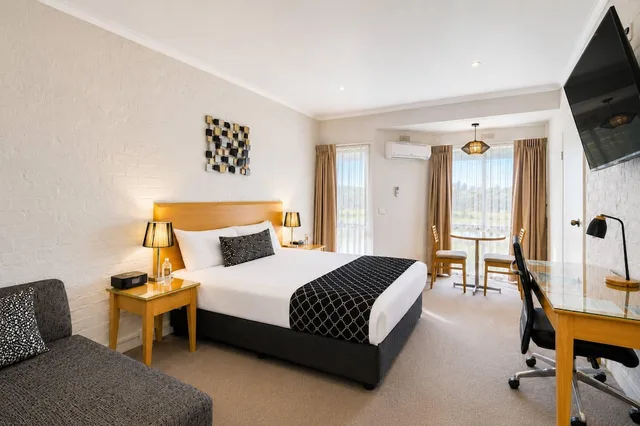 Superior, King Bed, Comfort Inn Coach & Bushmans 2/10