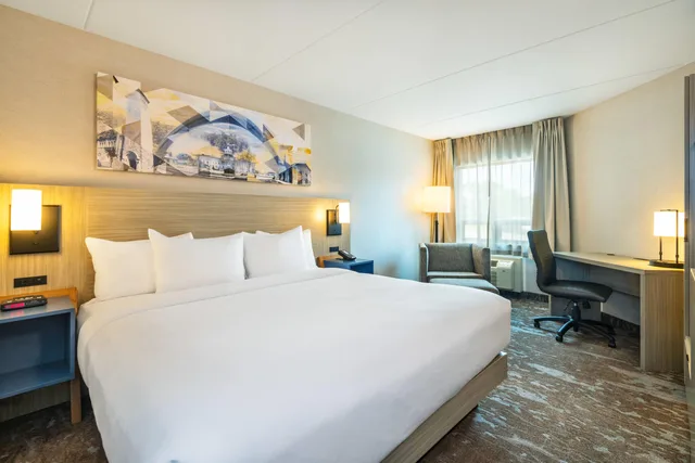 غرفة بسرير كينج، Comfort Inn Kingston - Highway 401 4/10