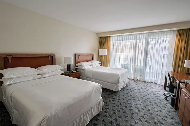 غرفة كلاسيكية بسريرين مزدوجين بإطلالة على البحر بشرفة، Sheraton Miramar Hotel and Convention center 1/7