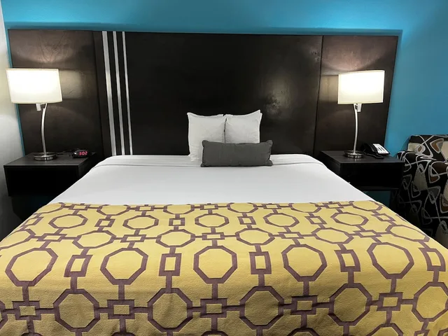 غرفة بسرير كينج لذوي الإعاقة، Baymont by Wyndham Bryan College Station 3/7