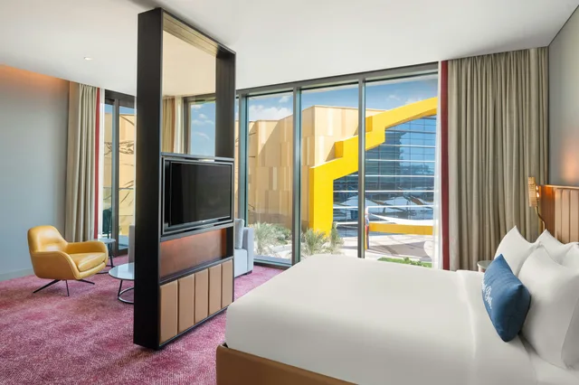 جناح بسرير كينج، The WB Abu Dhabi, Curio Collection by Hilton 2/6