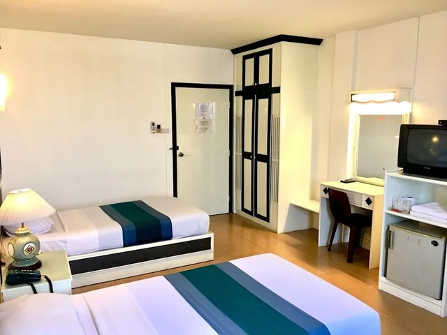 غرفة قياسية بسريرين منفصلين وسرير كوين بغرفة نوم واحدة، HIGHWAY HOTEL 1/1