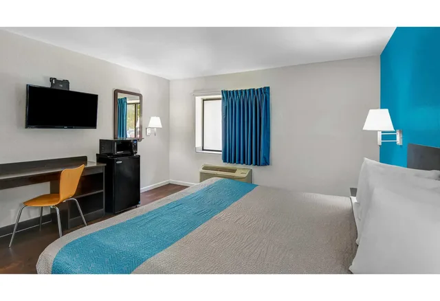 غرفة بسرير كينج لذوي الإعاقة، Motel6 Norcross, GA 3/4