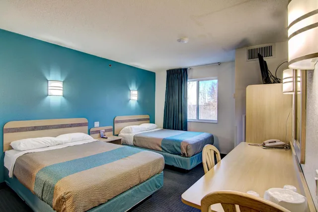 غرفة بسريرين مزدوجين، Econo Lodge Menomonie WI 2/4