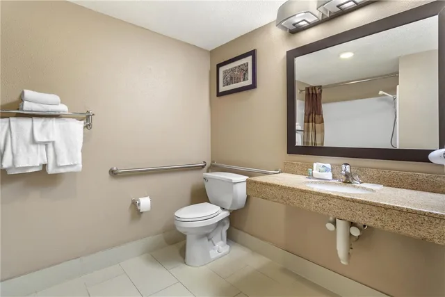 غرفة بسرير كينج لذوي الإعاقة، Wingate by Wyndham North East 4/4