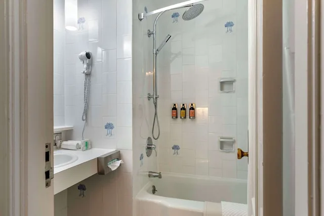 غرفة قياسية بسريرين كوين، The Fort Garry Hotel Spa and Conference Centre Ascend Hotel Collection 5/5