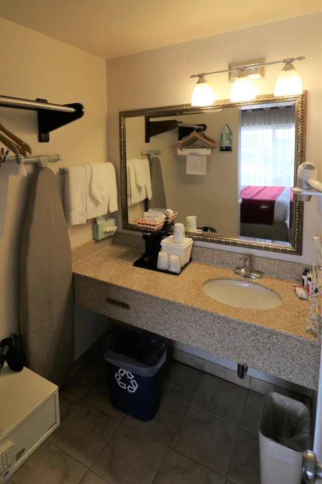 غرفة بسرير كينج بشرفة، Ramada by Wyndham San Diego Airport 5/5