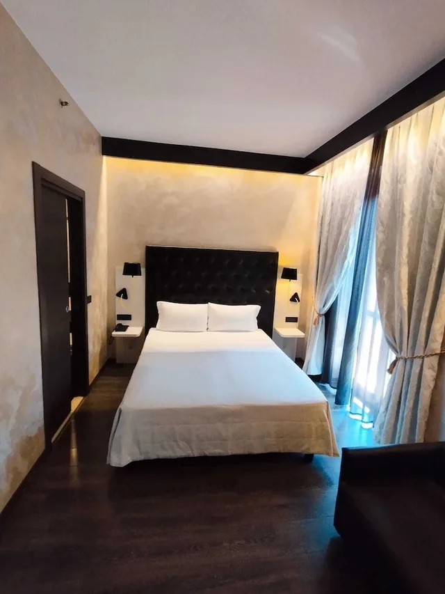 Junior Suite, Double Bed, Continental 1/7