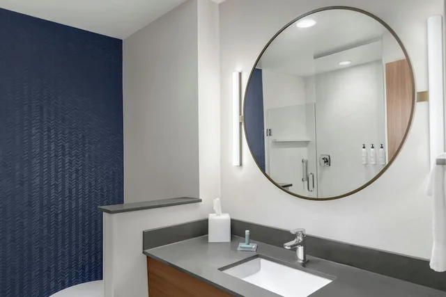 جناح بسرير كينج مع أريكة لذوي الإعاقة، Fairfield by Marriott Inn & Suites Norwalk 6/7
