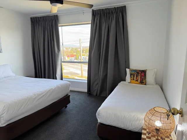شقة أساسية بسرير كينج وسريرين منفصلين وسرير كوين، Crest Motor Inn 2/3