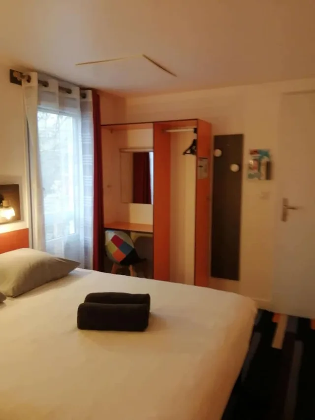 غرفة قياسية بسريرين مزدوجين، Kyriad Direct Saintes 7/10