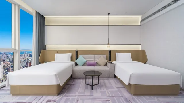 غرفة قياسية بسريرين منفصلين بإطلالة على البحر مع دخول صالة النادي، Crowne Plaza Dalian Xinghai 1/10