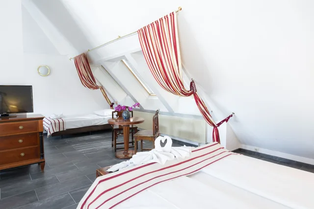 غرفة ثلاثية بسرير كوين وسرير فردي، Hotel Astoria Am Urachplatz 6/10