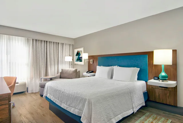 غرفة بسرير كينج، Hampton Inn Ft Lauderdale Airport North Cruise Port 2/4