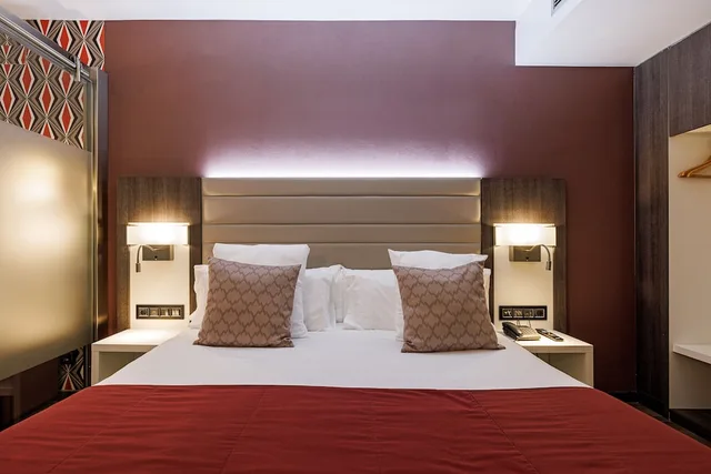 غرفة ديلوكس رباعية بسرير كينج مع أريكة، Hotel Ronda Lesseps 10/10