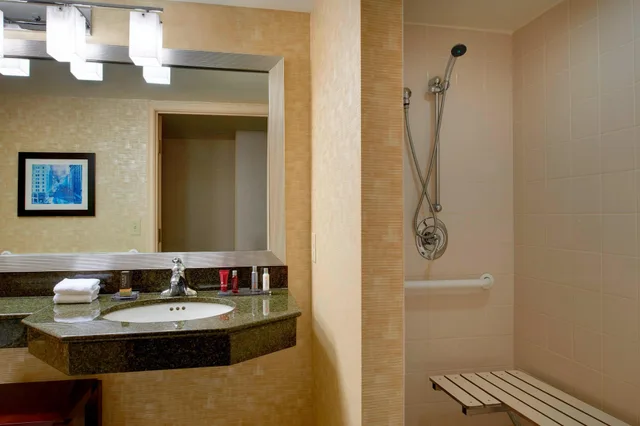 غرفة بسرير كينج، Marriott Milwaukee West 5/5