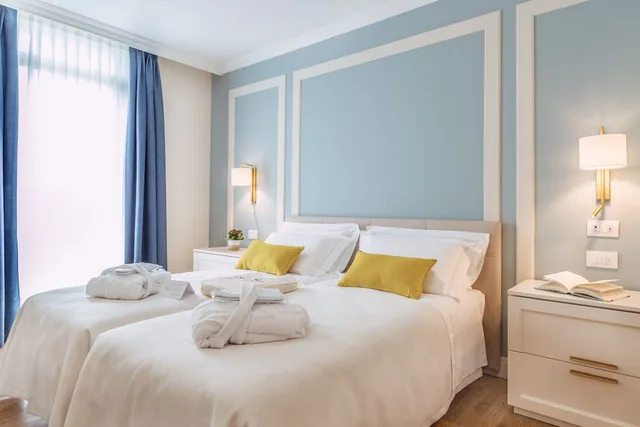غرفة بسريرين منفصلين بشرفة، Sky Pool Hotel Sole Garda 1/4