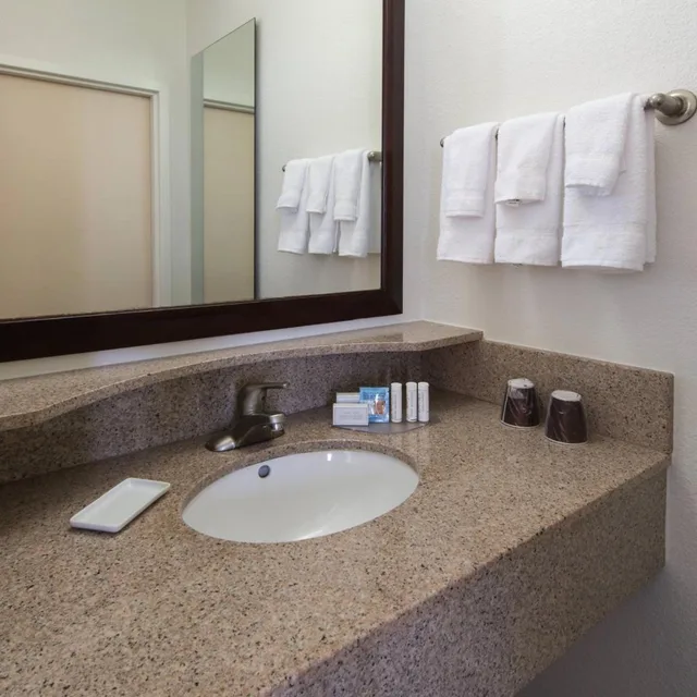 جناح بسريرين مزدوجين مع سرير سحّاب إضافي مع أريكة، SpringHill Suites by Marriott Greensboro 2/2