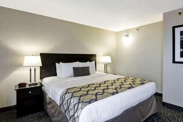 غرفة بسرير كوين، Radisson Hotel & Conference Centre West Edmonton, AB 2/4