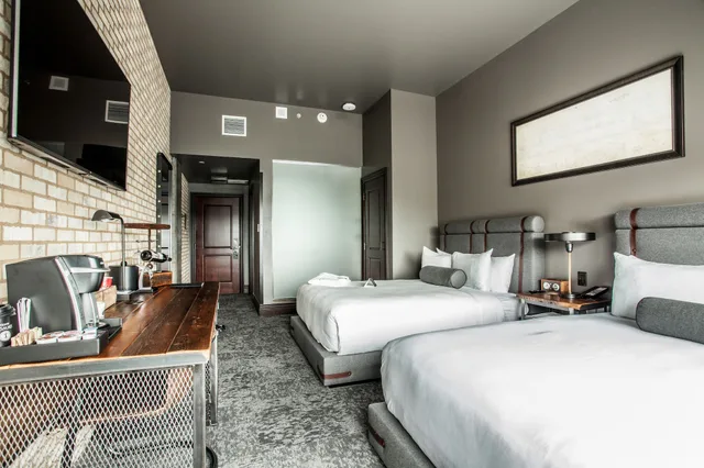 غرفة تقليدية بسريرين كوين، Ironworks Hotel Indy 1/3