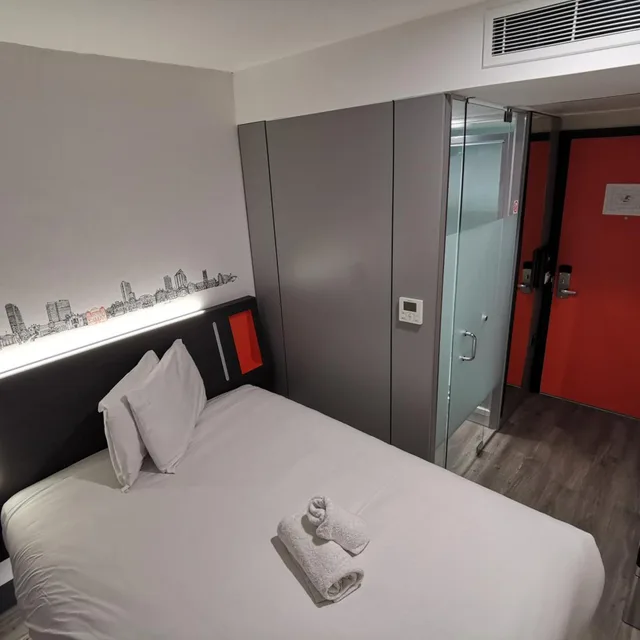 Standard, Double Bed, No Window، easyHotel Leeds City Centre 5/10