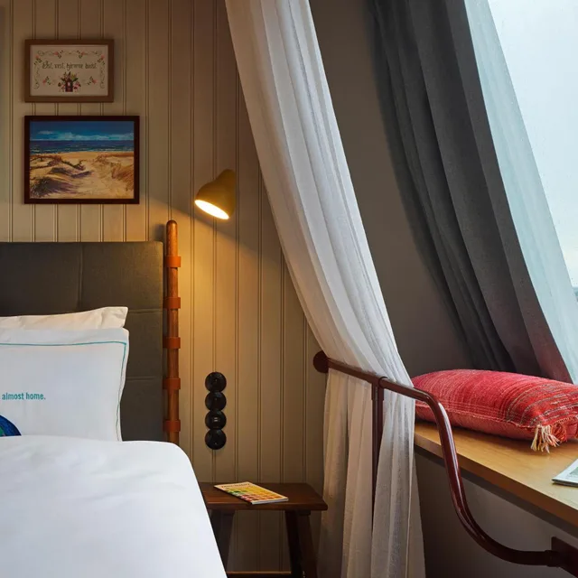 غرفة كبيرة بسرير كينج، 25hours Hotel Copenhagen Paper Island 3/3