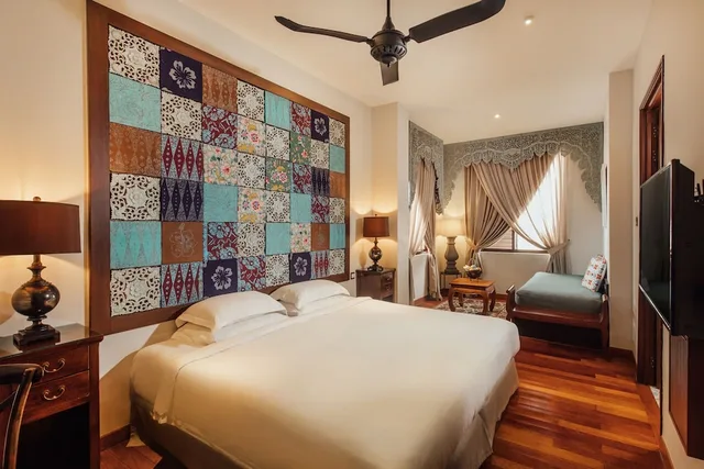 Deluxe, King Bed, Campbell House 2/5