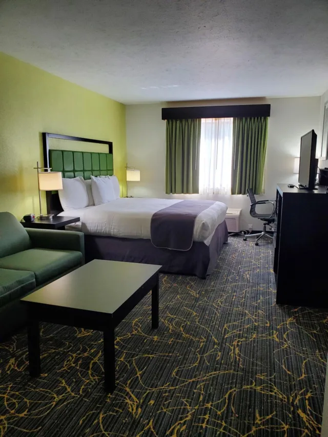 Room, King Bed, Bathtub, Accessible, AmericInn by Wyndham Delafield 8/10