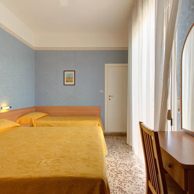 غرفة ثلاثية بشرفة، Hotel Nella 2/5