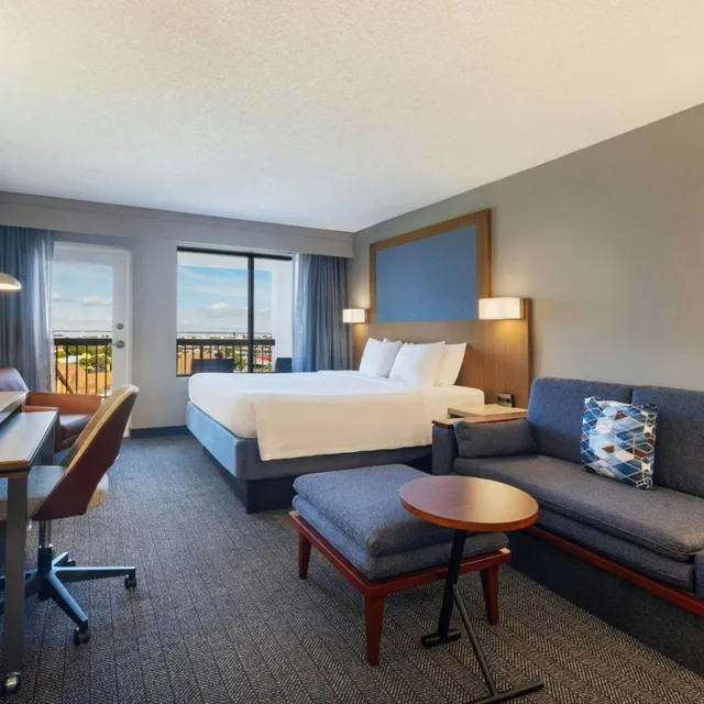 استوديو بسرير كينج مع أريكة، Courtyard by Marriott Cocoa Beach/Cape Canaveral 1/3