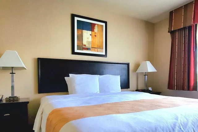 غرفة قياسية بسرير كينج لذوي الإعاقة، Quality Inn & Suites Anaheim at the Park 6/7
