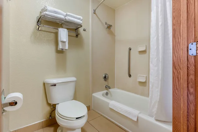 2 Queen Beds Suite with 2 Person Sofa Sleeper، Comfort Inn & Suites Kenosha-Pleasant Prairie 4/5