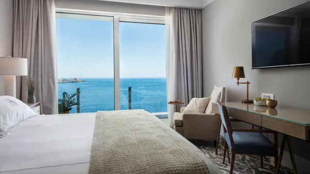Sky, Royal, King Bed, Sea View, Balcony، Royal Blue Hotel 2/3