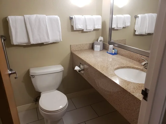 Standard, Queen Bed, Holiday Inn Express Pittsburgh-North(Harmarville) 5/6