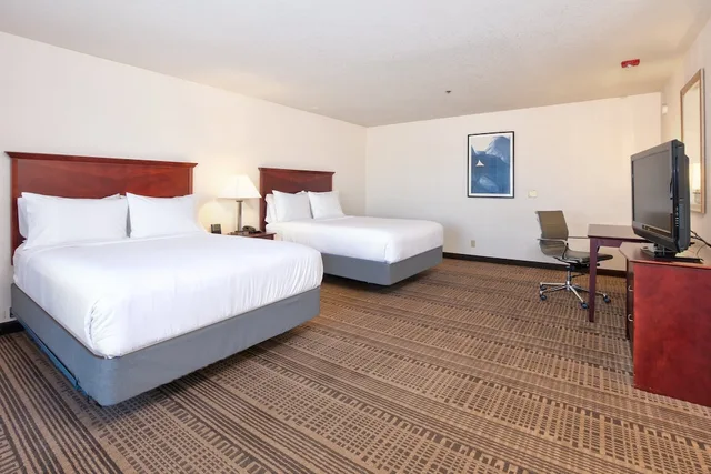 غرفة بسريرين كوين لذوي الإعاقة، Holiday Inn Hotel And Suites 1/5