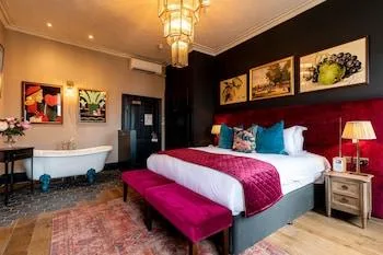 جناح بسرير كوين مع أريكة، The Park Hotel Park Road 1/1