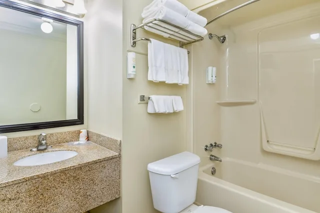 Efficiency, Suite, 1 Queen and 2 Double Beds، Quality Inn & Suites High Level, AB 1/1