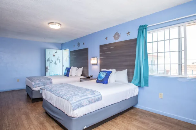 غرفة ثلاثية بسريرين كوين بإطلالة جزئية على البحر، Aqua Breeze Inn 3/5