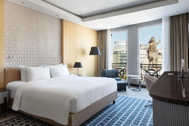 Room, King Bed, Square View، Skopje Marriott Hotel 6/8