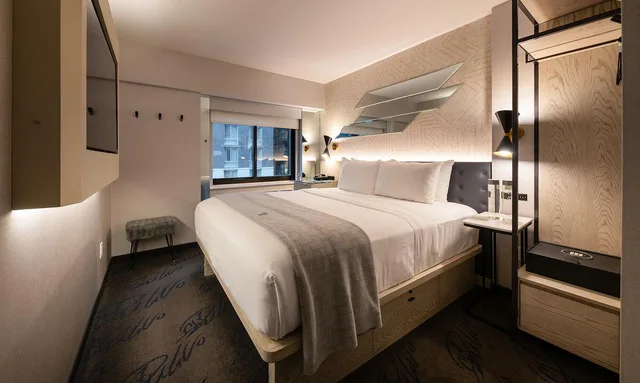 Room, Double Bed, Street View، Pestana CR7 Times Square 1/1
