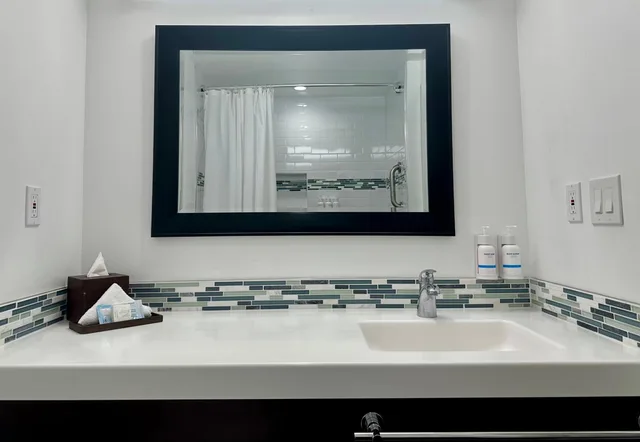 Executive, 2 Queen Beds, Hot Tub, Balcony, Pacific Inn 3/6
