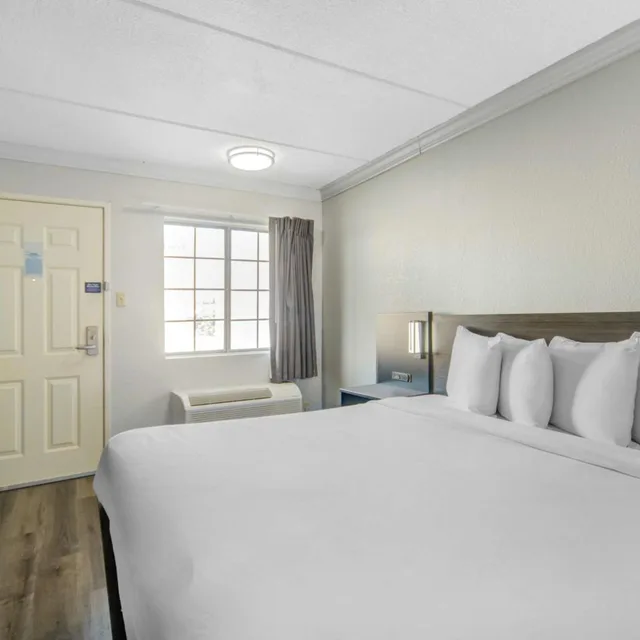 غرفة بسرير كينج لذوي الإعاقة، Motel6 San Antonio, TX – I-35 North Corridor 1/10