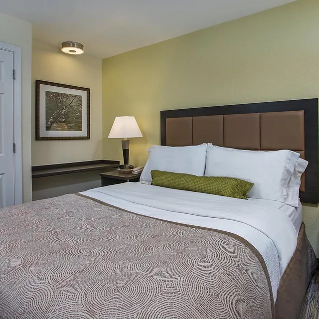 غرفة بسرير كوين بغرفة نوم واحدة لذوي الإعاقة، Candlewood Suites Louisville Airport, an IHG Hotel 3/7