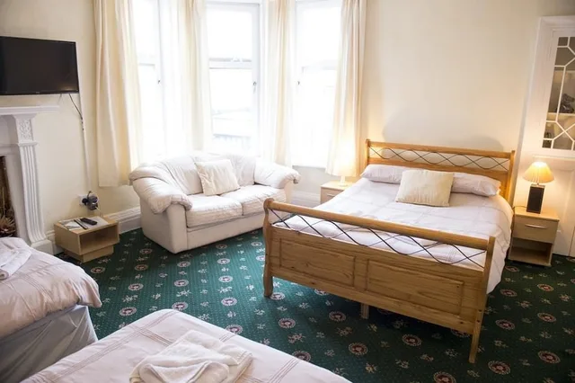 غرفة عائلية بسرير مزدوج وسريرين منفصلين، Dalgair House Hotel 3/3