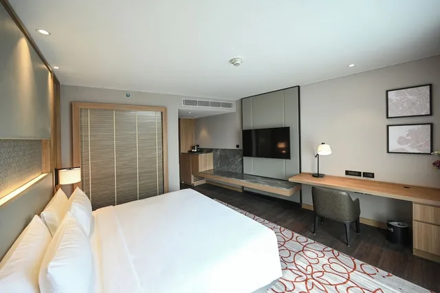 غرفة ديلوكس بسرير كينج بإطلالة على المدينة، LYFE Hotels Bhubaneswar 1/3