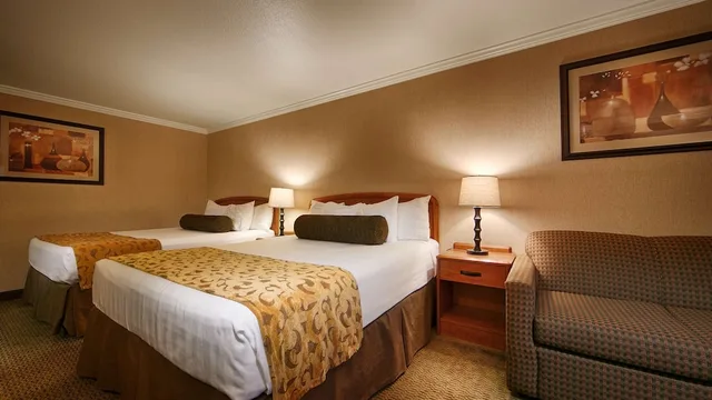 غرفة قياسية بسريرين كوين مع أريكة بمطبخ، Best Western Holiday Hotel 2/10