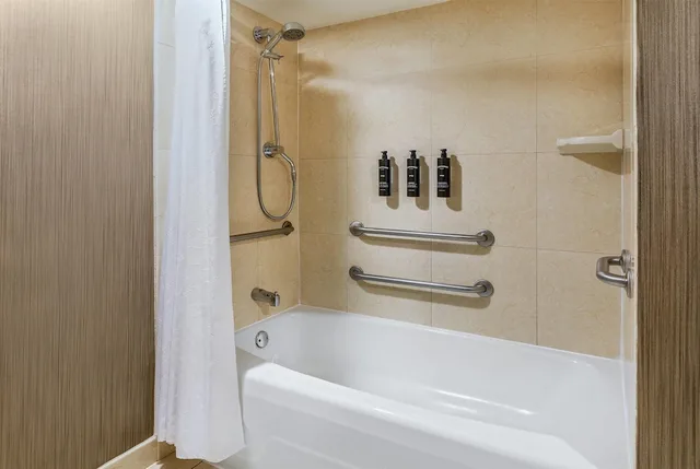 جناح تنفيذي بسرير كينج لذوي الإعاقة، Courtland Grand Hotel, Trademark Collection by Wyndham 4/4