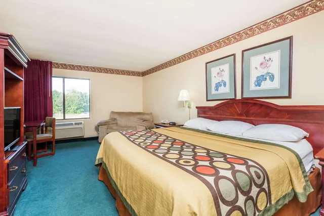 غرفة بسرير كينج، Super 8 by Wyndham Piedmont Greenville Area 1/1