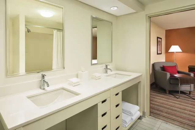 جناح بسرير كينج بغرفة نوم واحدة مع أريكة، Four Points by Sheraton Bentonville 2/4
